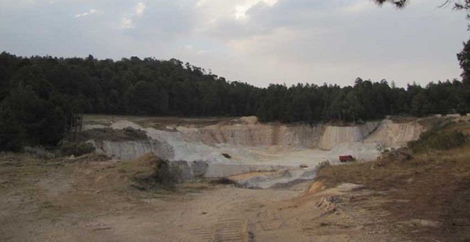 Mina a cielo abierto contamina Laguna de Atexca en Zacatlán