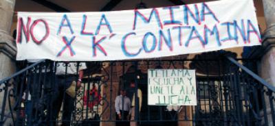 Acorrala pueblo a la minera