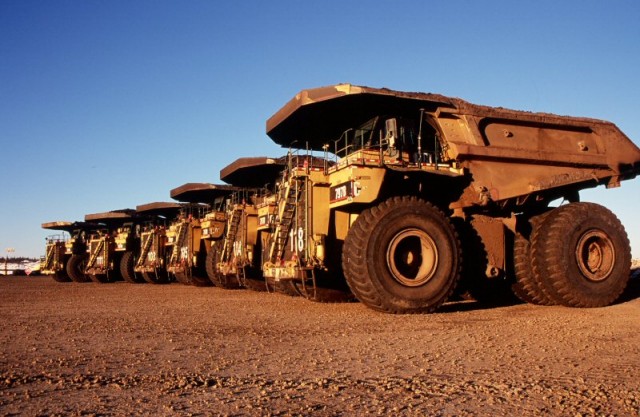 mining-trucks-in-line-640×417