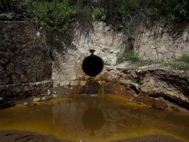 Ordenan a minera monitorear río por cinco años tras derrame