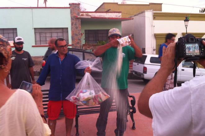 Habitantes de Todos Santos tiran las despensas de Los Cardones