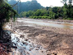 Analizarán derrame; piden no beber del río