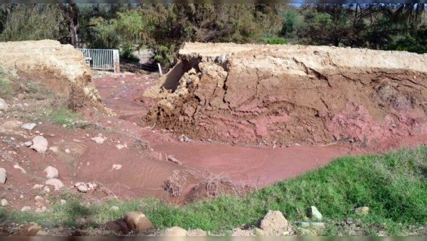 A un mes de derrame tóxico en río Choix, cierran minera responsable
