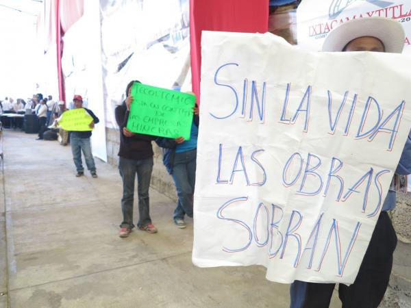 Durante el informe del edil, pobladores de Ixtacamaxitlán rechazan a minera
