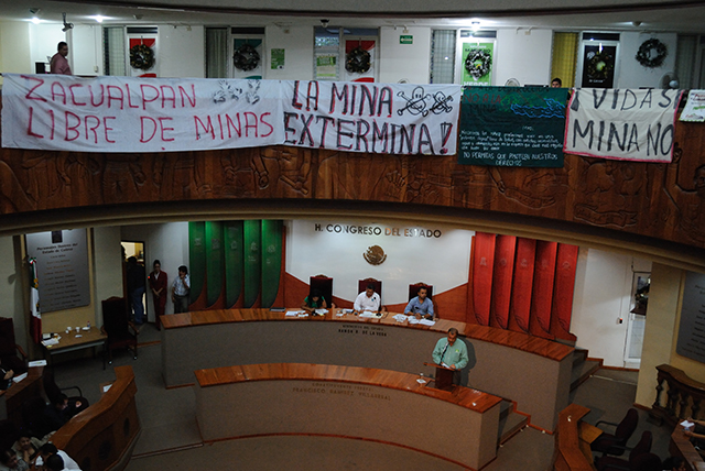Protesta-en-el-Congreso-local-Foto-colimatrespuntocero.com_
