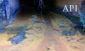 Denuncian vecinos de Huixtac, Taxco, que Minera México derrama desechos tóxicos en un río