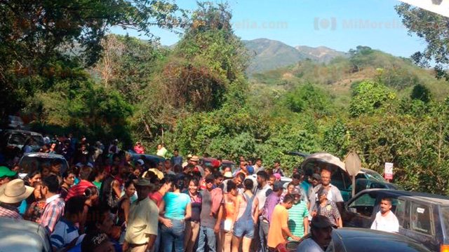 Se cumplen tres días de bloqueo en mina de Aquila, Michoacán