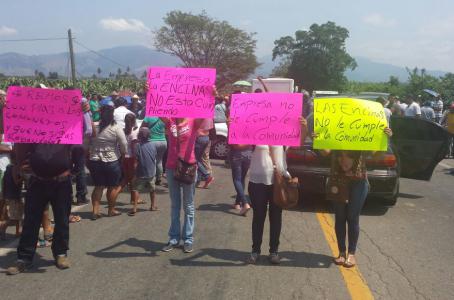 Bloquean comuneros carretera a Michoacán; exigen pago a Ternium