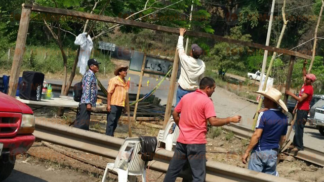 Se cumplen dos semanas de plantón en mina de Aquila; comuneros construyen cuartos de madera