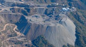 Indígenas protestan contra cercado de terrenos para depósito de residuos minerales