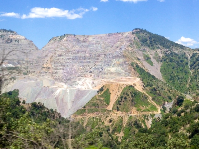 Así luce la sierra con minas a cielo abierto