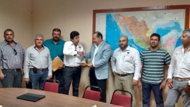Pescadores de BCS, denunciados por minera marina, reciben concesión de playas