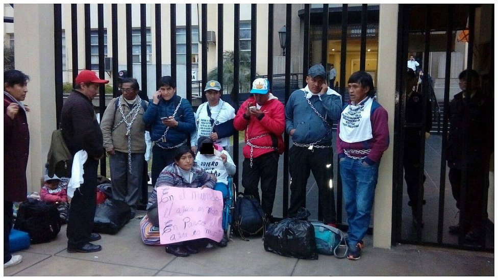 Niños y adultos se encadenan y duermen en la puerta del Ministerio de Salud (FOTOS)