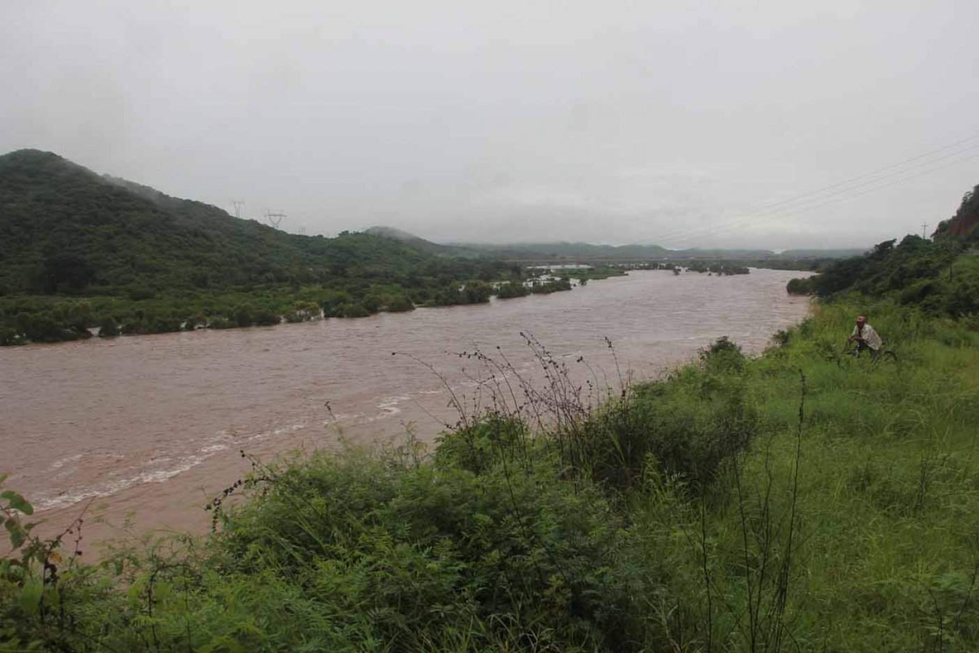 Habitantes de la sierra de Rosario denuncian derrame de miles de toneladas de jales mineros tras paso de Huracán Willa
