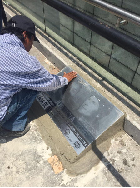 Colocan placas en memoria de Bety y Jyri en la Ciudad de México