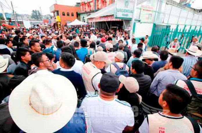 RECIBEN A AMLO CON PROTESTAS