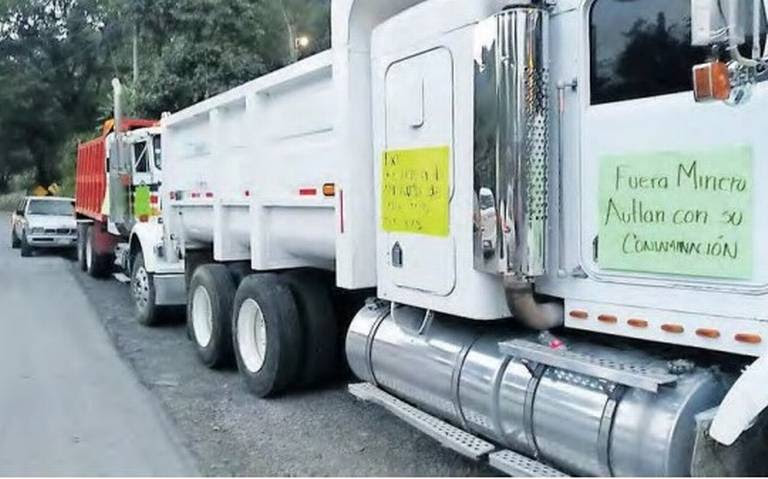 Vecinos y camioneros protestan contra actividad de Minera Autlán