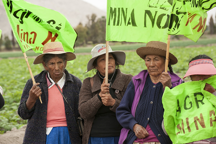 El Sr Larrea que dice solo ensucia rios, en Peru reprime.