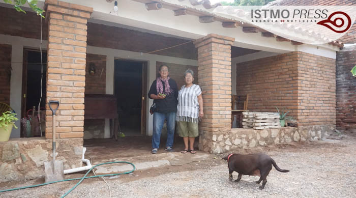 Galardonan a Comité ixtepecano por privilegiar la reconstrucción de viviendas tradicionales