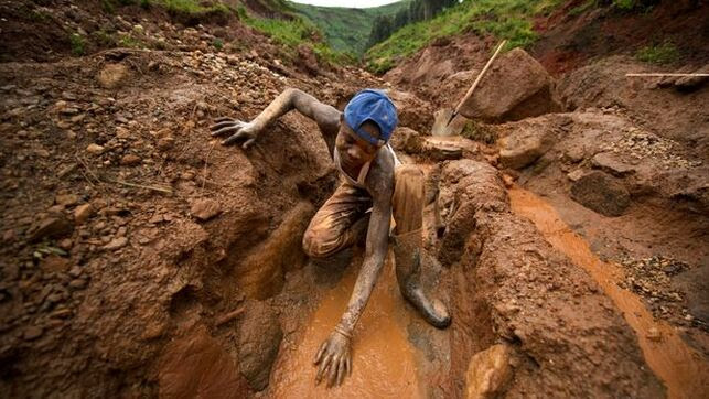 Las familias de niños muertos en las minas de Congo llevan a los tribunales a Apple, Google, Microsoft y Tesla