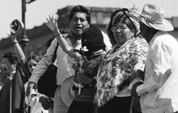 Adelfo Regino, uno más de los traidores quienes creen que desde el derecho positivo, los pueblos originarios pueden existir. Mentira…. Los pueblos existen por no perder su condición de pueblo y no por ser reconocido por el derecho eurocentrista, en el cual fue formado Adelfo Regino …