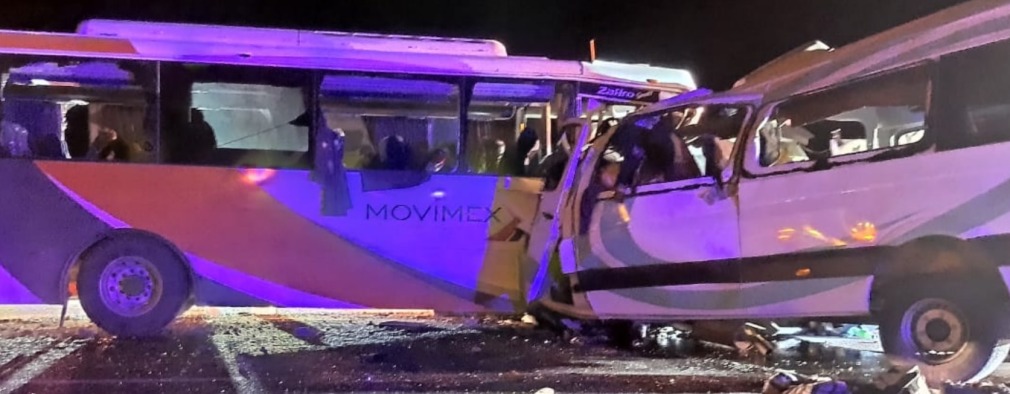 Lamenta Minera Penmont fallecimiento de 16 personas que viajaban en camión de pasajeros por choque con transporte de la empresa, reportan 13 lesionados estables y al chofer grave