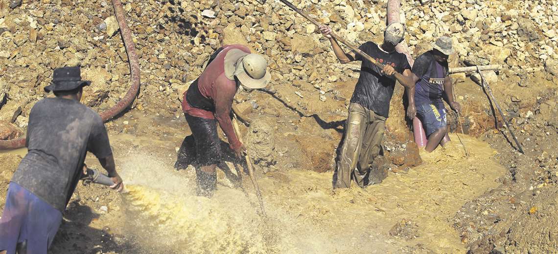 Bolivia importa mercurio para las mineras; una parte es usada por narcos en Perú