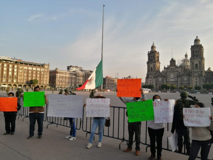 PROTESTAN EN PALACIO NACIONAL CONTRA MINERA CANADIENSE