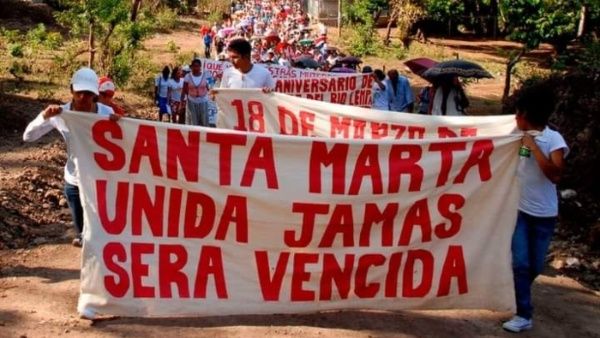 Arresto de hijo de lideresa ambiental en El Salvador.