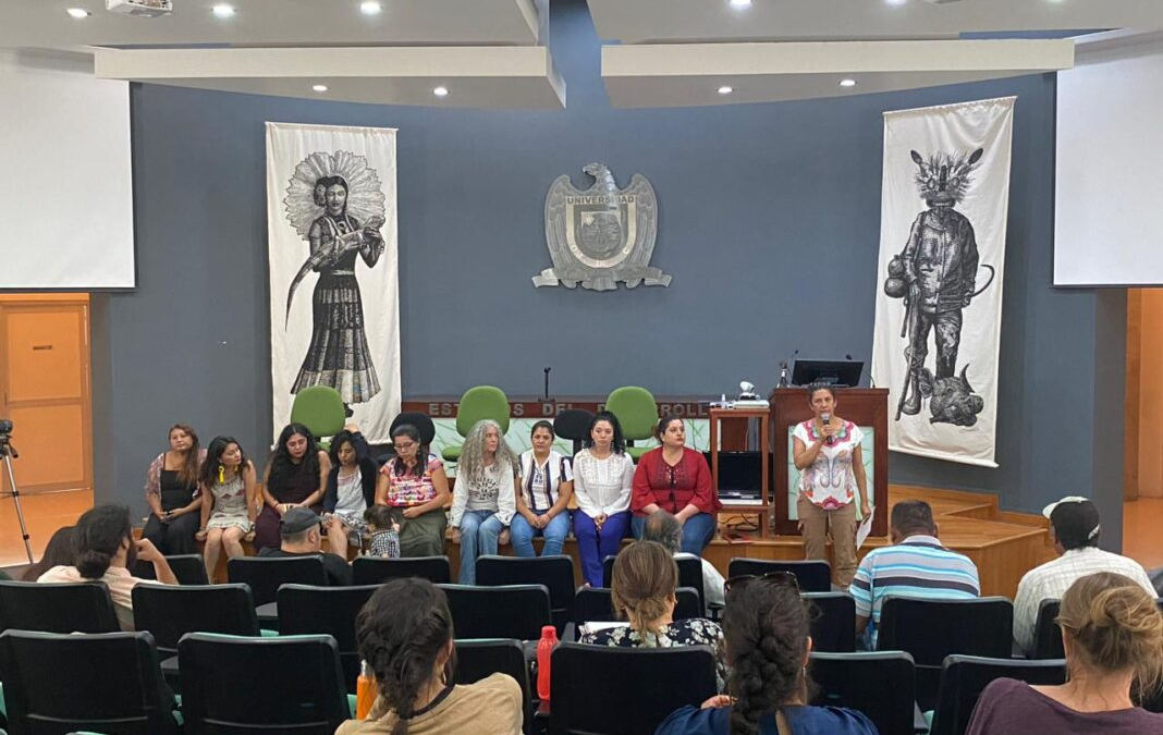 Mujeres que encabezan luchas comunitarias compartieron sus experiencias en esta tarea